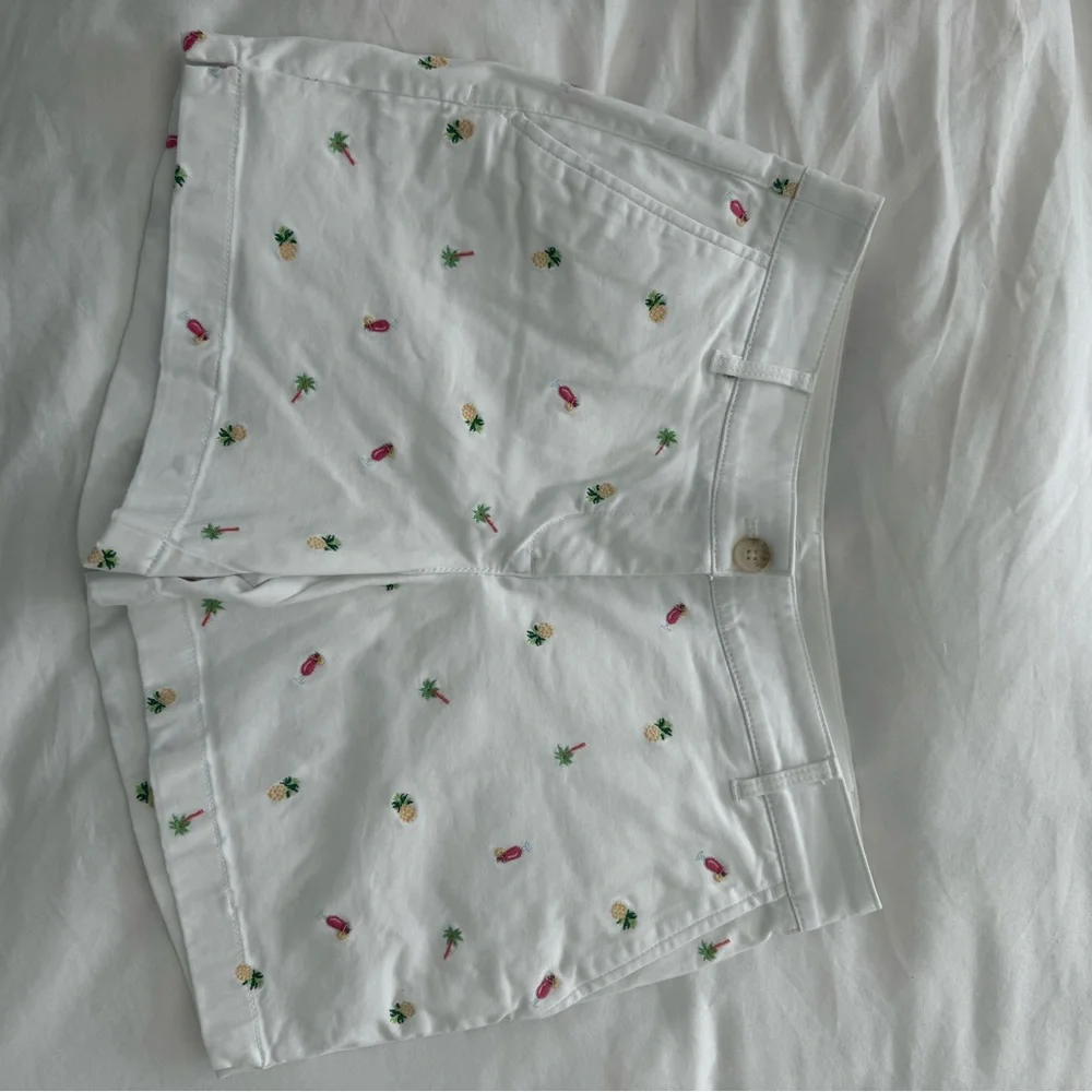 Tommy Bahama Boracay® Tropical Toss Embroidered 5-Inch Shorts.  Size 6 - Picture 3 of 9